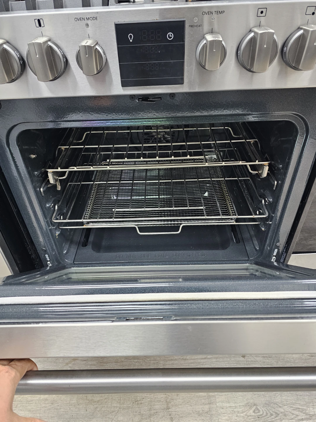 Frigidaire Professional 30in Stainless steel gas stove - photo 2