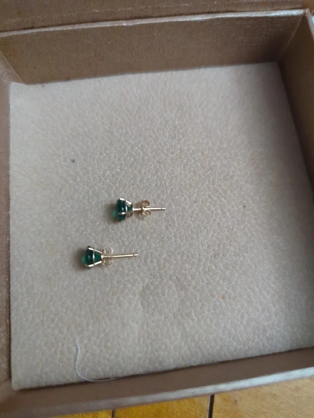 14k solid gold Emerald Stud Earrings image indicator(2)