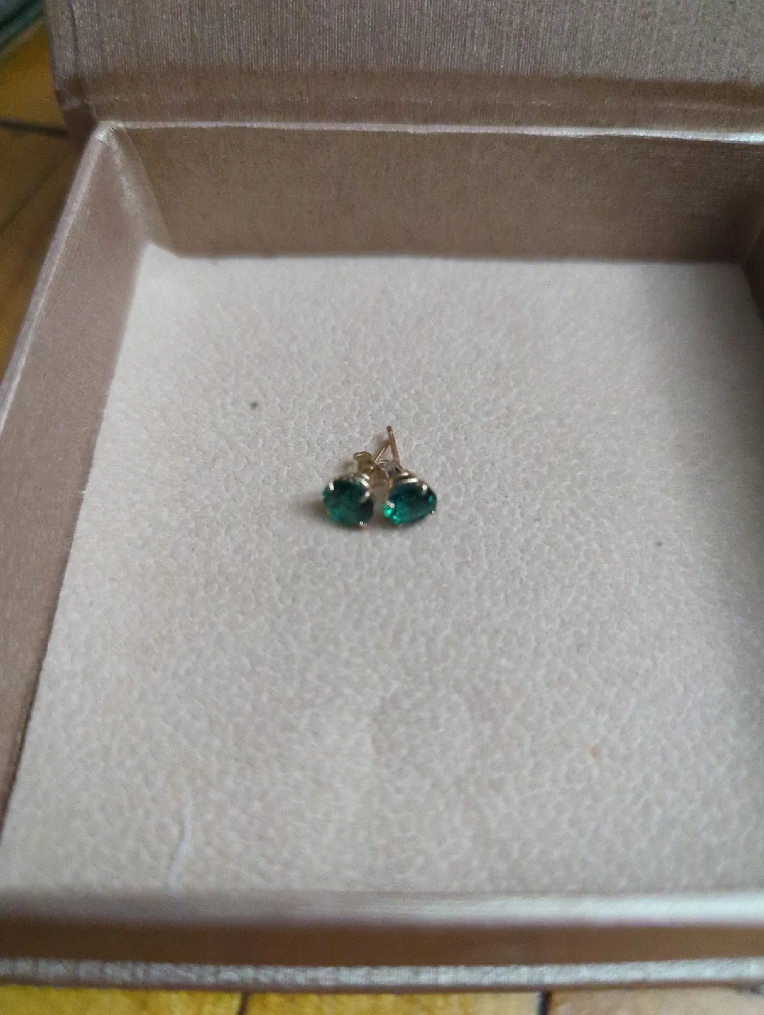 14k solid gold Emerald Stud Earrings image indicator(3)