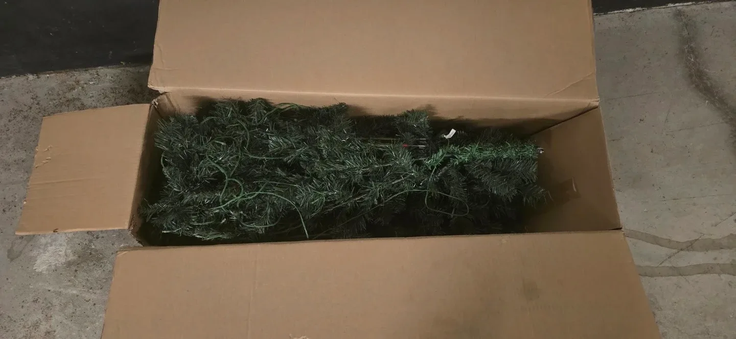 NOMA 6 1/2' Mariposa Pre-Lit Colour-Changing Tree image indicator(4)