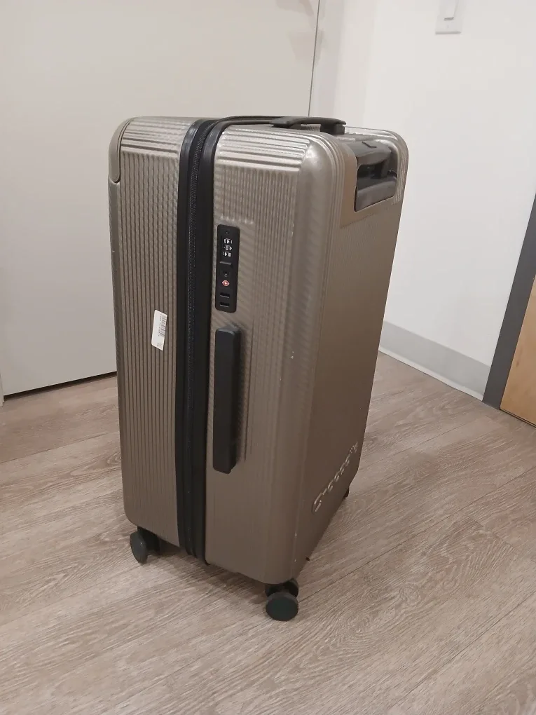 Crocodile Carry-On Suitcase image indicator(3)