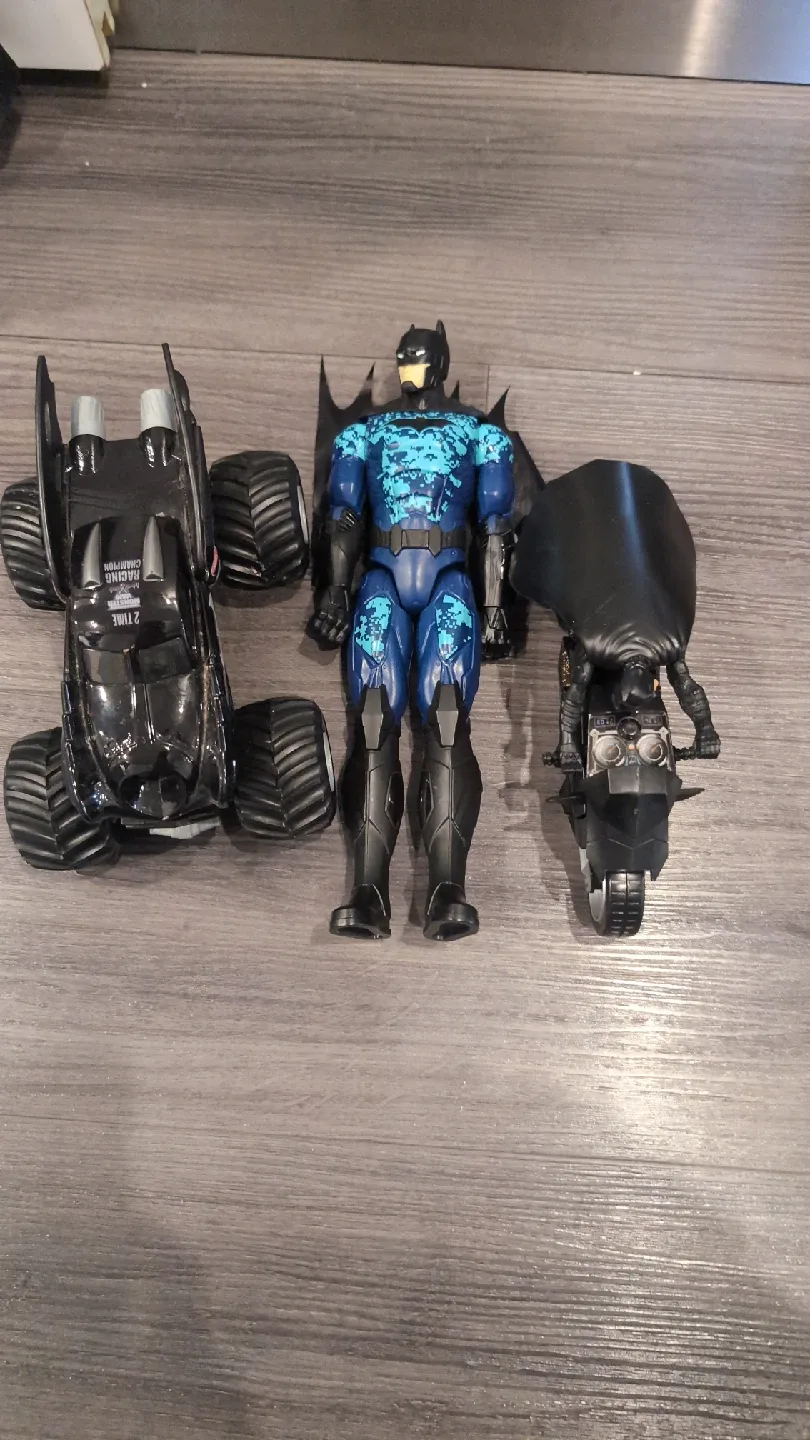 Batman Action Figures & Batcave Playset image indicator(3)