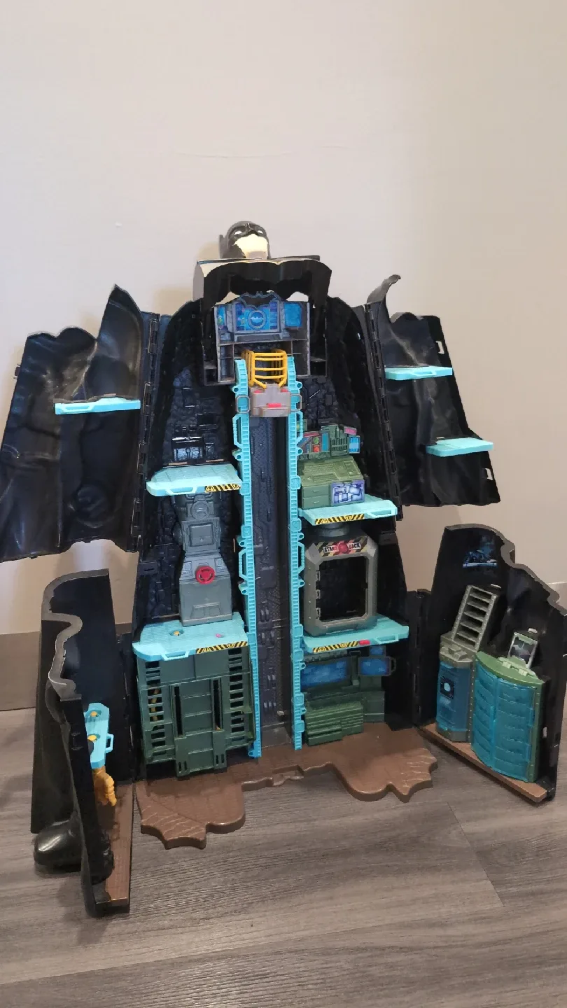Batman Action Figures & Batcave Playset image indicator(5)