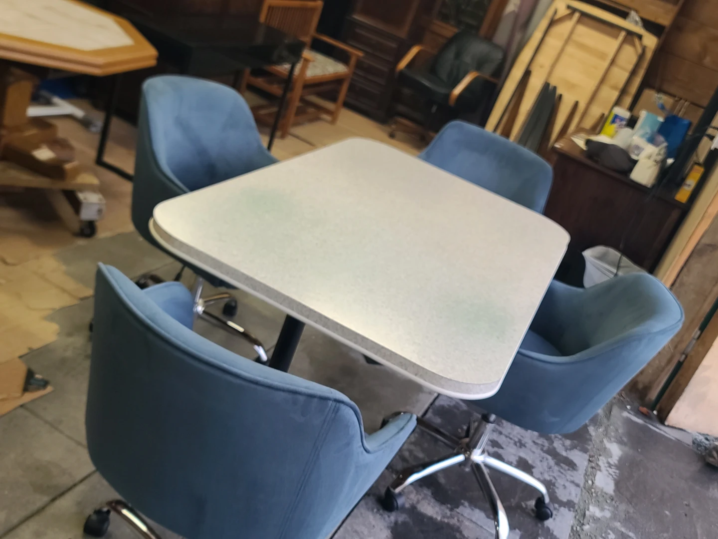 Table with 4 Blue Velvet Swivel Chairs - photo 2