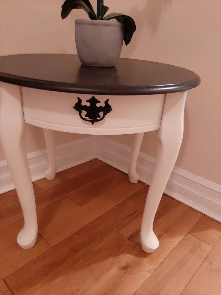 Set of 2 round side tables- Black Top, White Legs image indicator(2)
