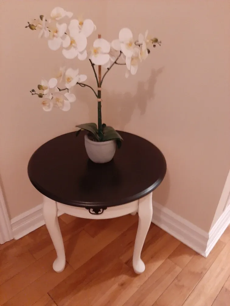 Set of 2 round side tables- Black Top, White Legs image indicator(3)