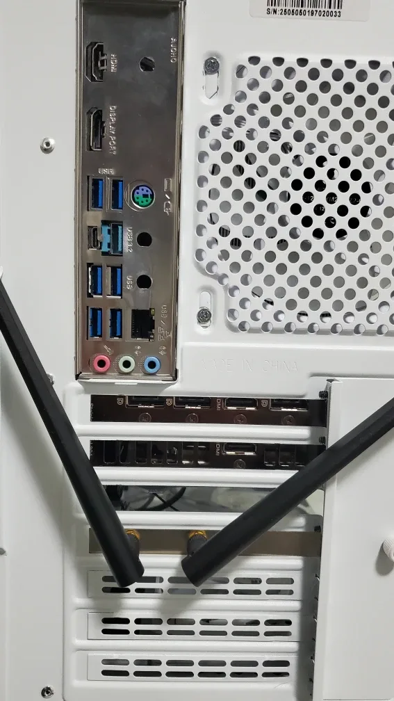 White build: Ryzen 5600xt / Rtx 3070 / 32g ram / 1tb ssd image indicator(6)