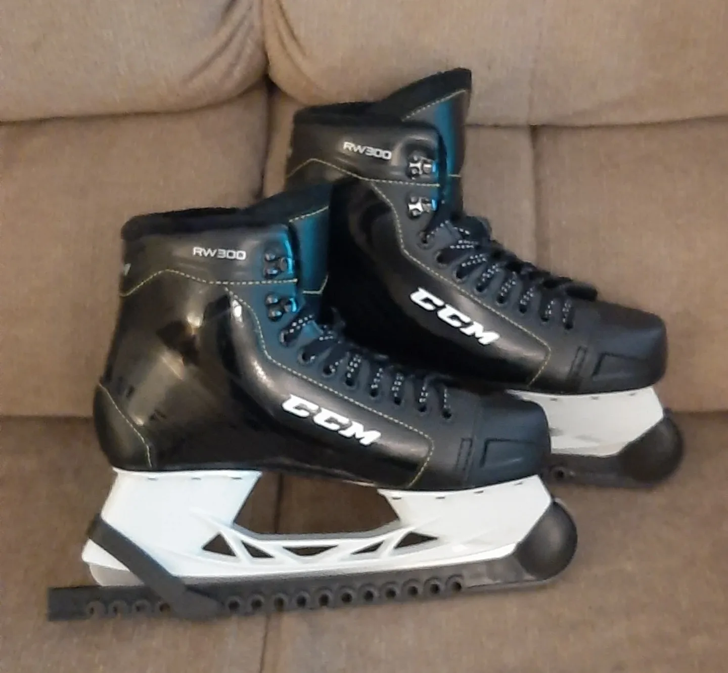 New! Mens Size 10 CCM RW300 Ice Skates with Guards-$80