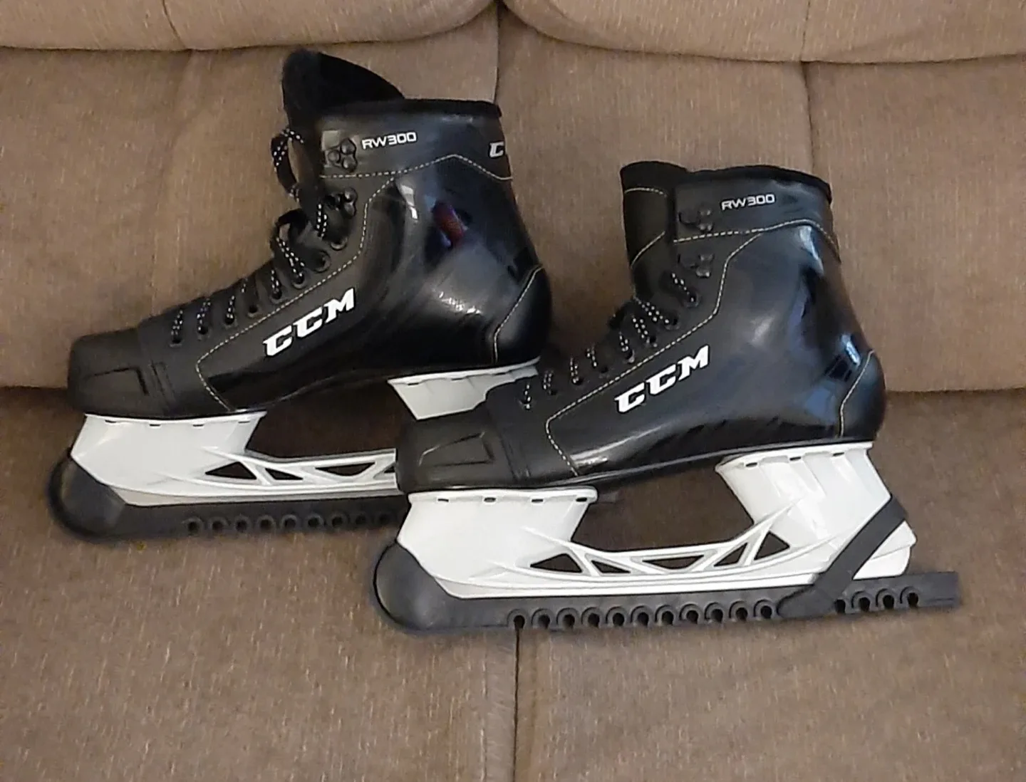 New! Mens Size 10 CCM RW300 Ice Skates with Guards-$60 image indicator(2)