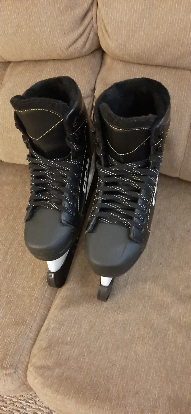 New! Mens Size 10 CCM RW300 Ice Skates with Guards-$60 image indicator(3)