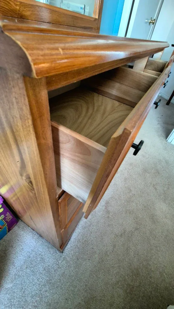 Wood Dresser with Mirror image indicator(4)