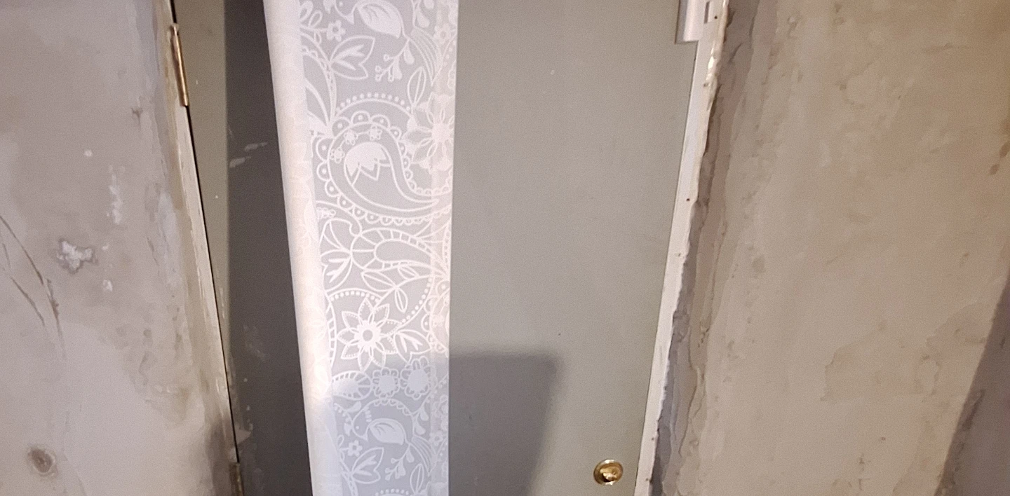 White Floral Patterned Window Drape Roll