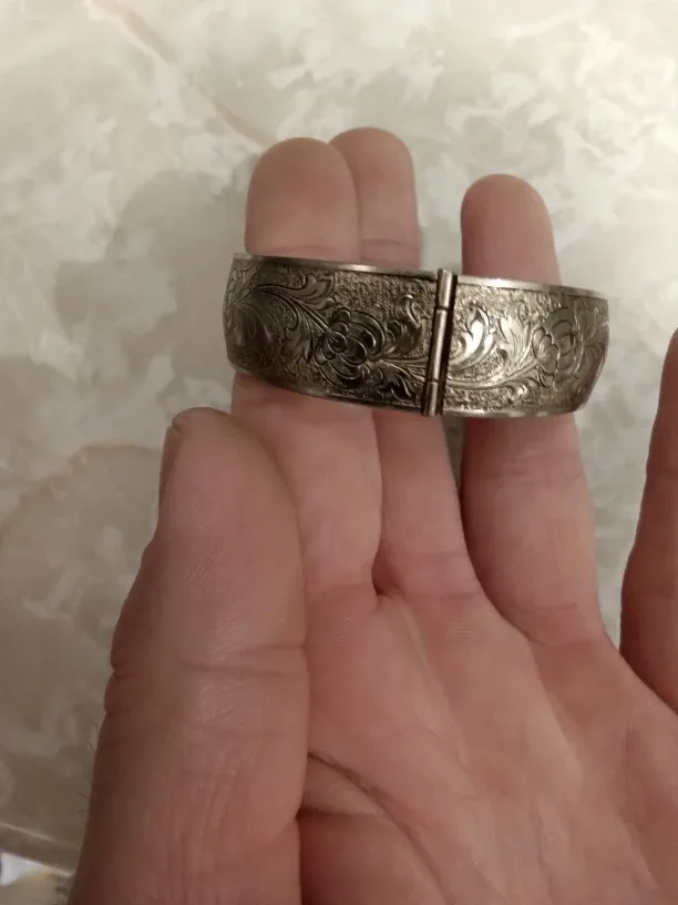 Vintage Floral Engraved Bangle Bracelet image indicator(3)