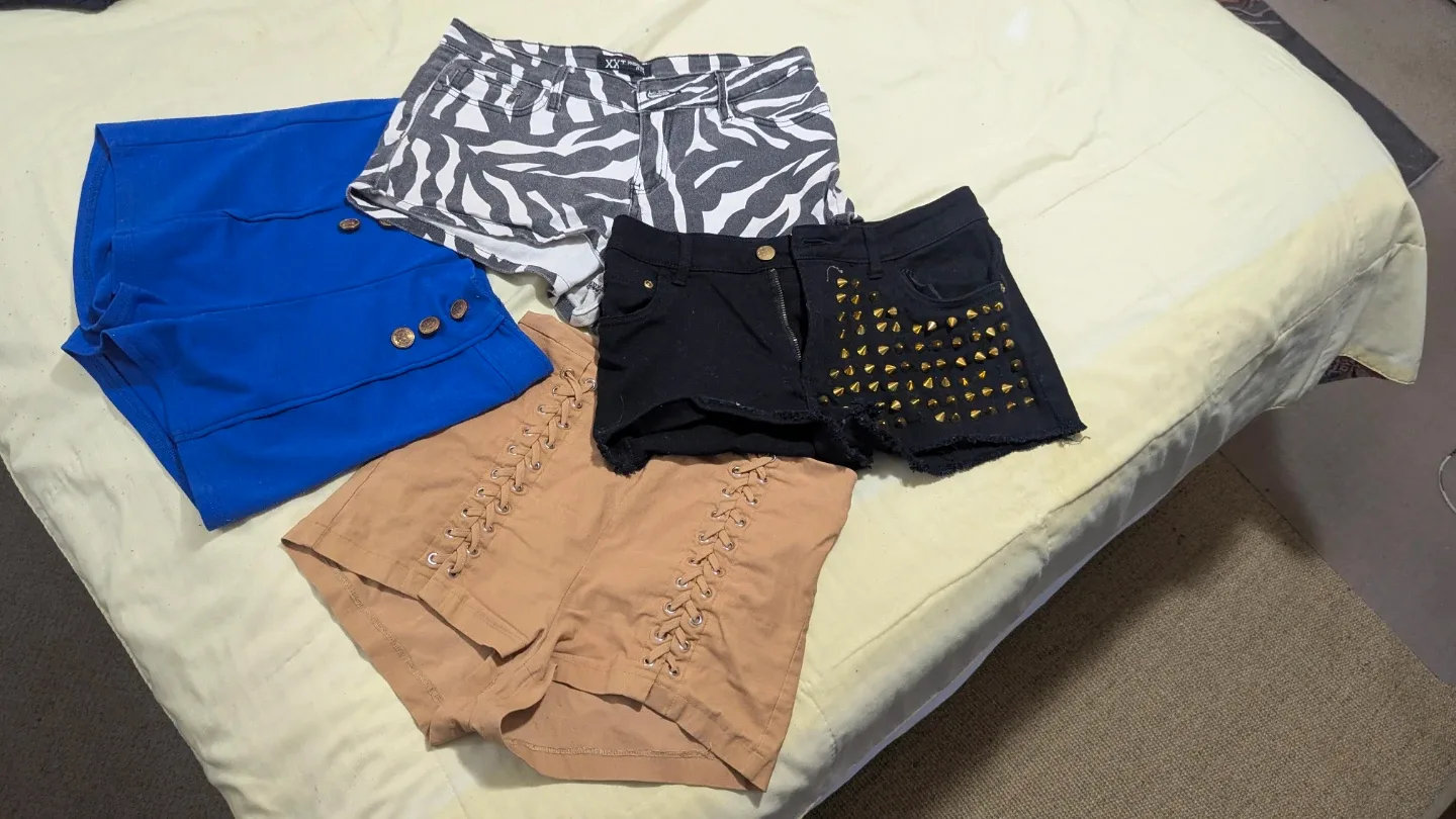 Mixed Lot of Women's Shorts image indicator(2)