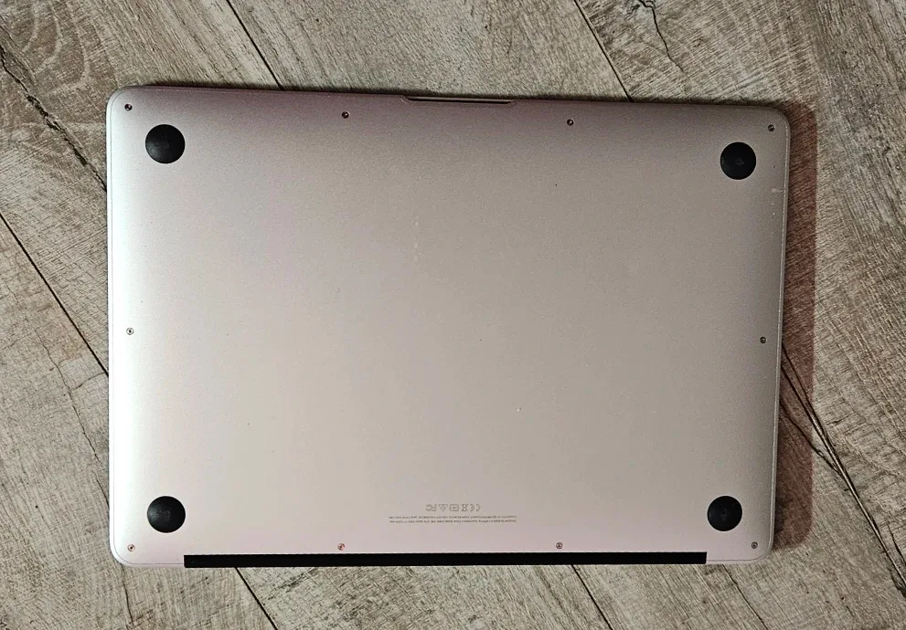 Apple Macbook Air 2017 image indicator(3)