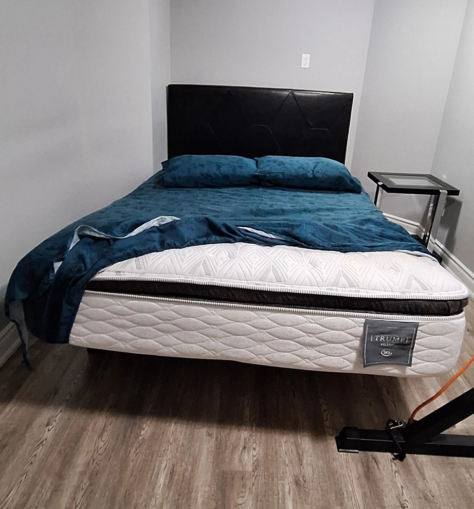 Queen bed with mattress - photo 3