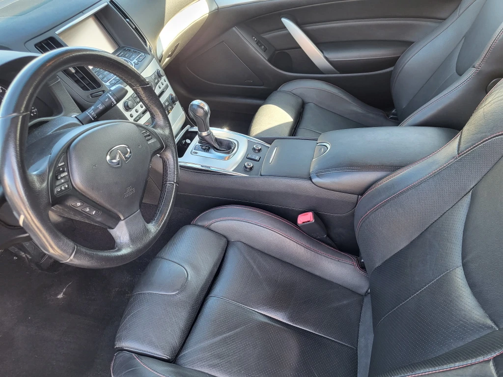 Infiniti Q60 Coupe - White - photo 3