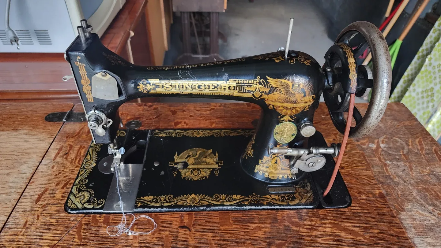 Antique Singer Sewing Machine with Cabinet 🥕🥕 image indicator(2)
