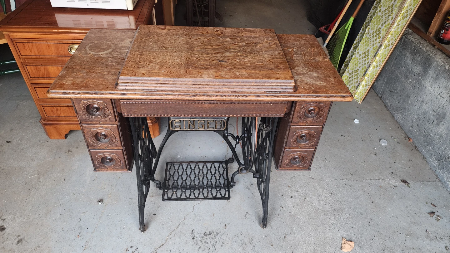 Antique Singer Sewing Machine with Cabinet 🥕🥕 - photo 3