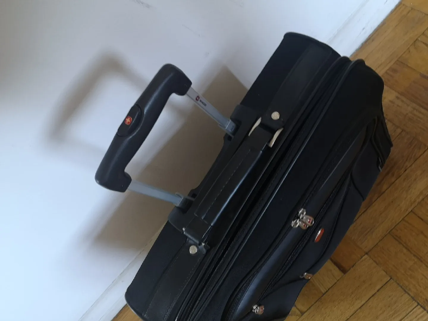 Wenger Black Rolling Carry-On Luggage image indicator(3)