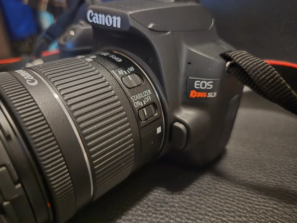 Canon EOS Rebel SL3 with EF-S 18-55mm Lens image indicator(2)