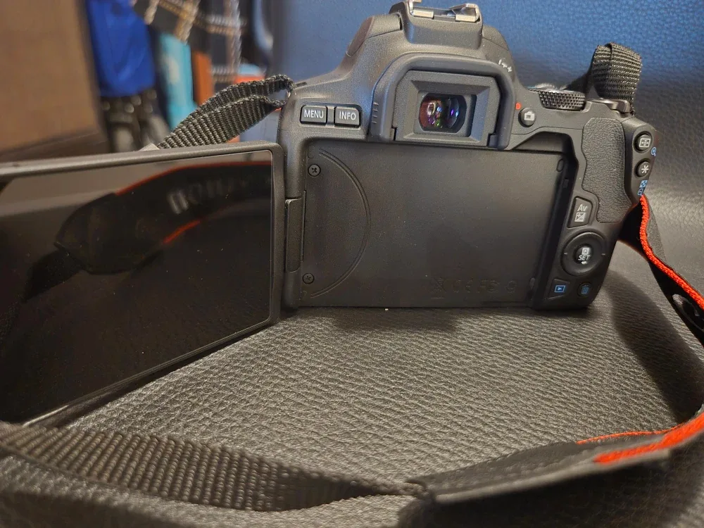 Canon EOS Rebel SL3 with EF-S 18-55mm Lens image indicator(4)