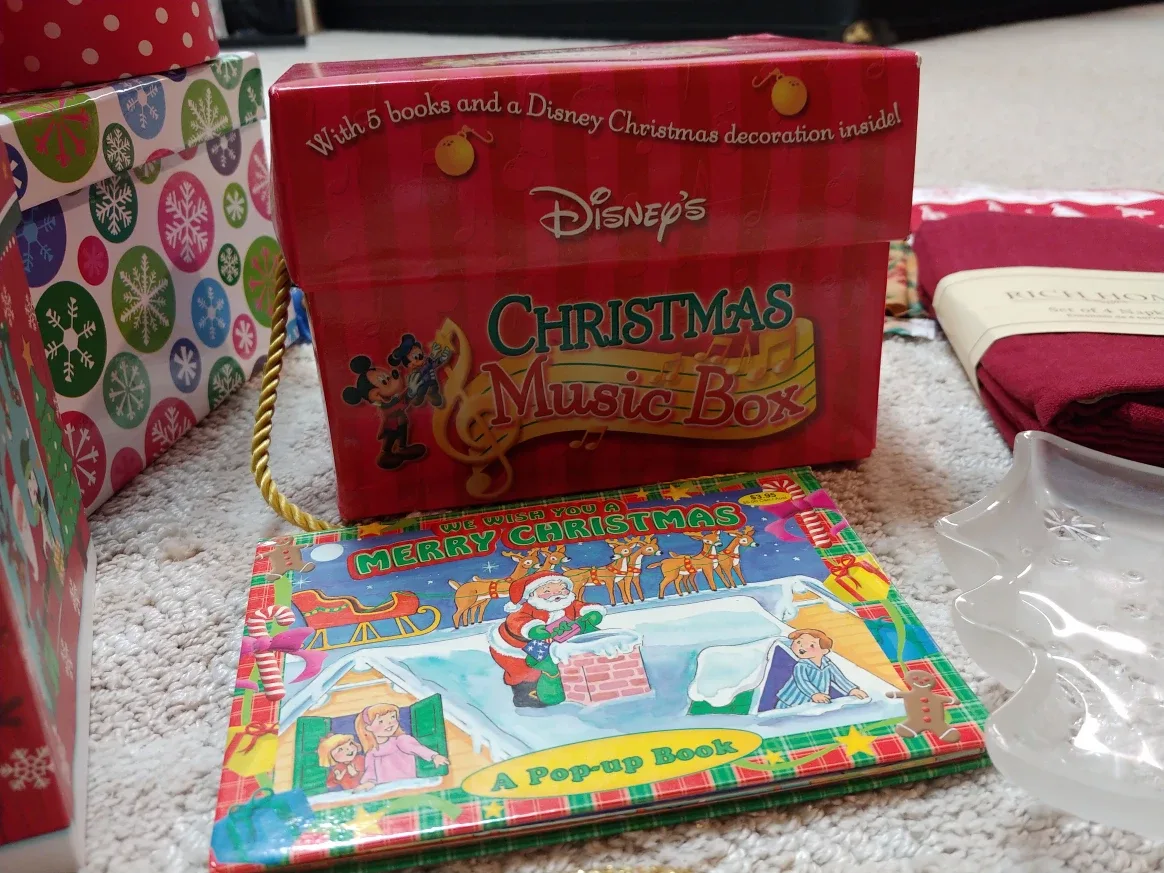 Huge Christmas Decor & Gift Bags Lot image indicator(7)