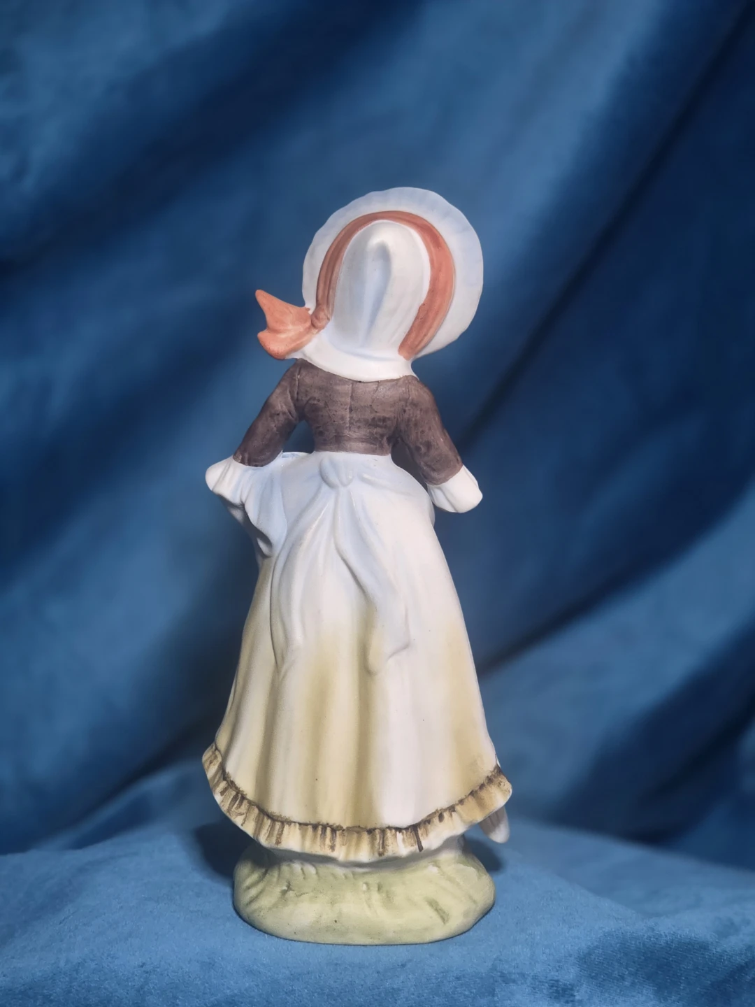 Vintage Porcelain Figurine Girl with Goose - photo 3