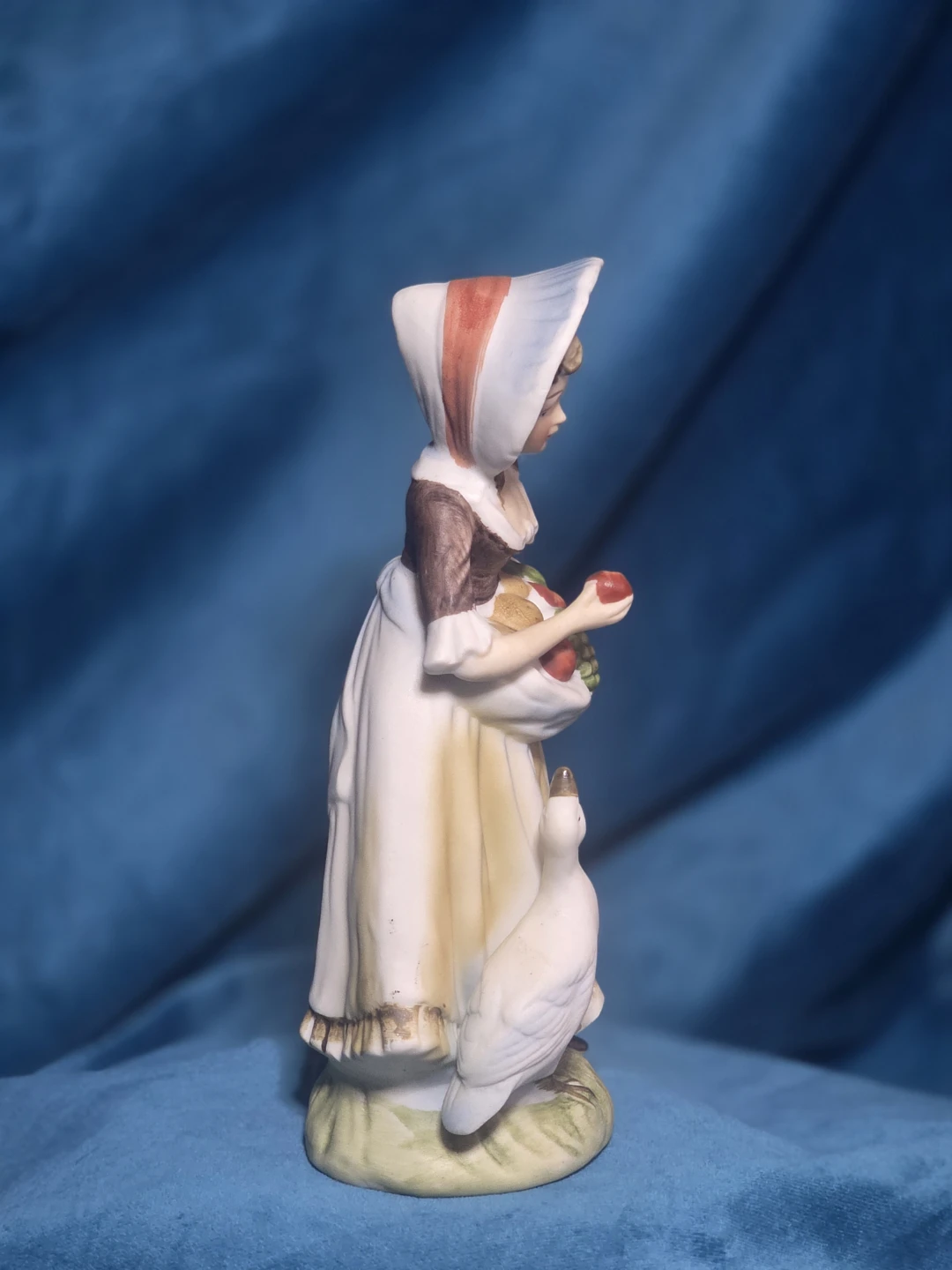 Vintage Porcelain Figurine Girl with Goose - photo 4