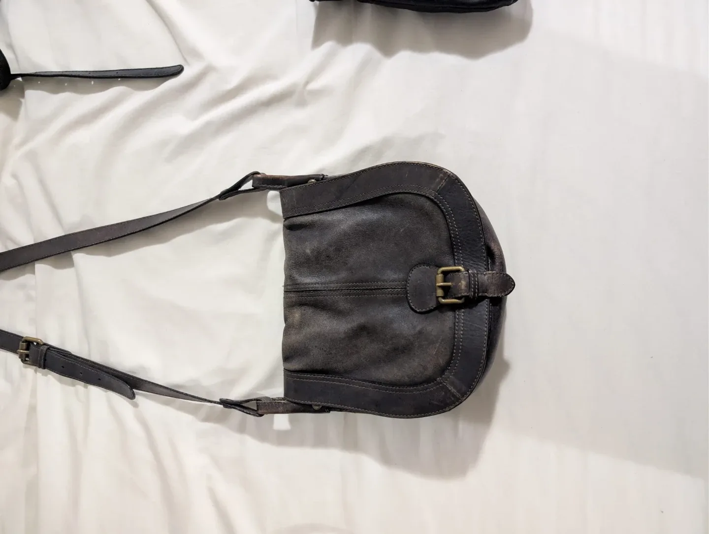 Fossil Leather Crossbody Bag image indicator(2)