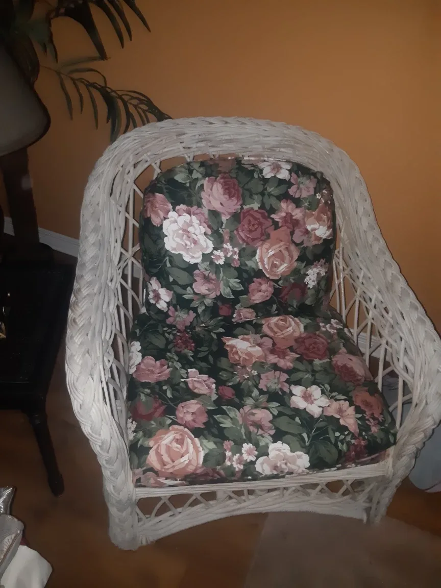 White Wicker Chair with Floral Cushion image indicator(3)