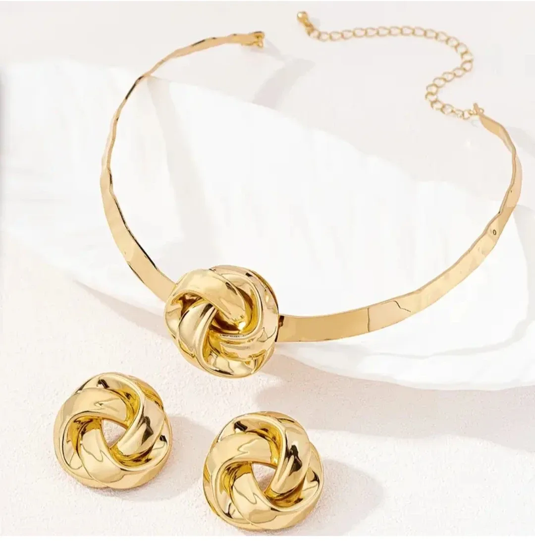 Gold Knot Necklace & Earrings Set image indicator(2)