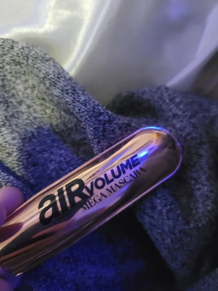 L'Oreal Air Volume Mega Mascara image indicator(2)