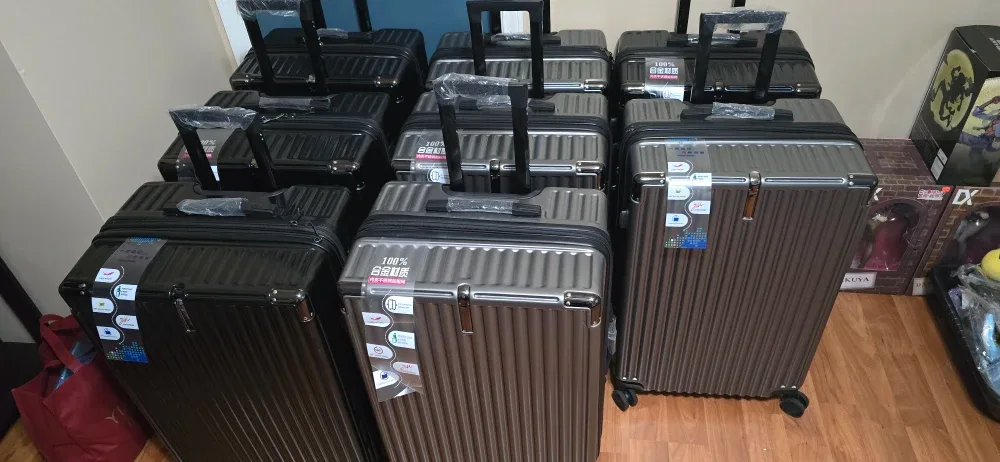 Like New Suitcase Luggage with Spinner Wheels, only used once image indicator(9)