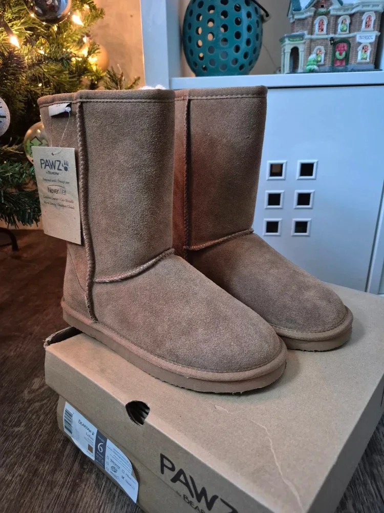 New Bearpaw Leilani Hickory II 220 Boots - Women's Size 6