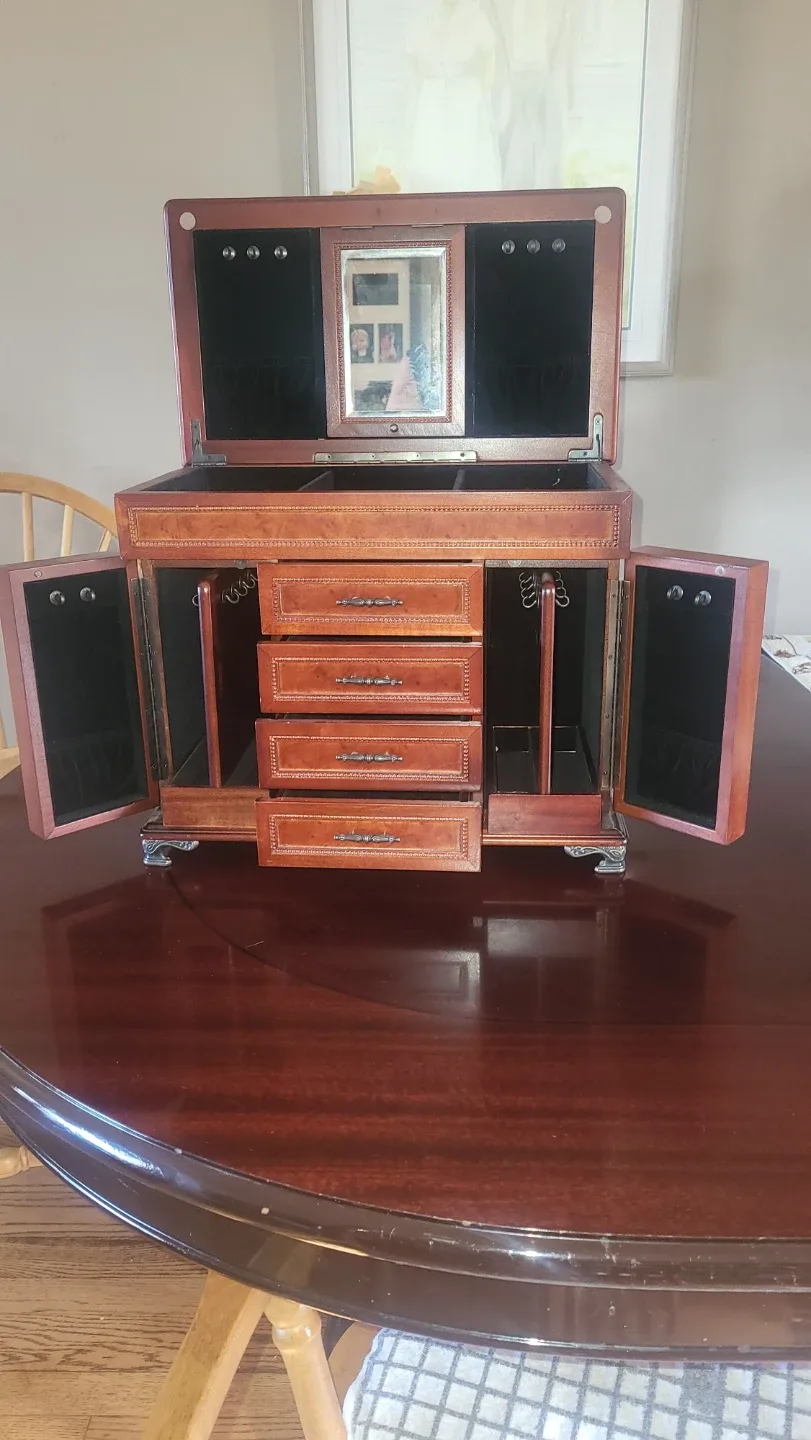 Neoclassical Inspired Jewelry Chest image indicator(2)