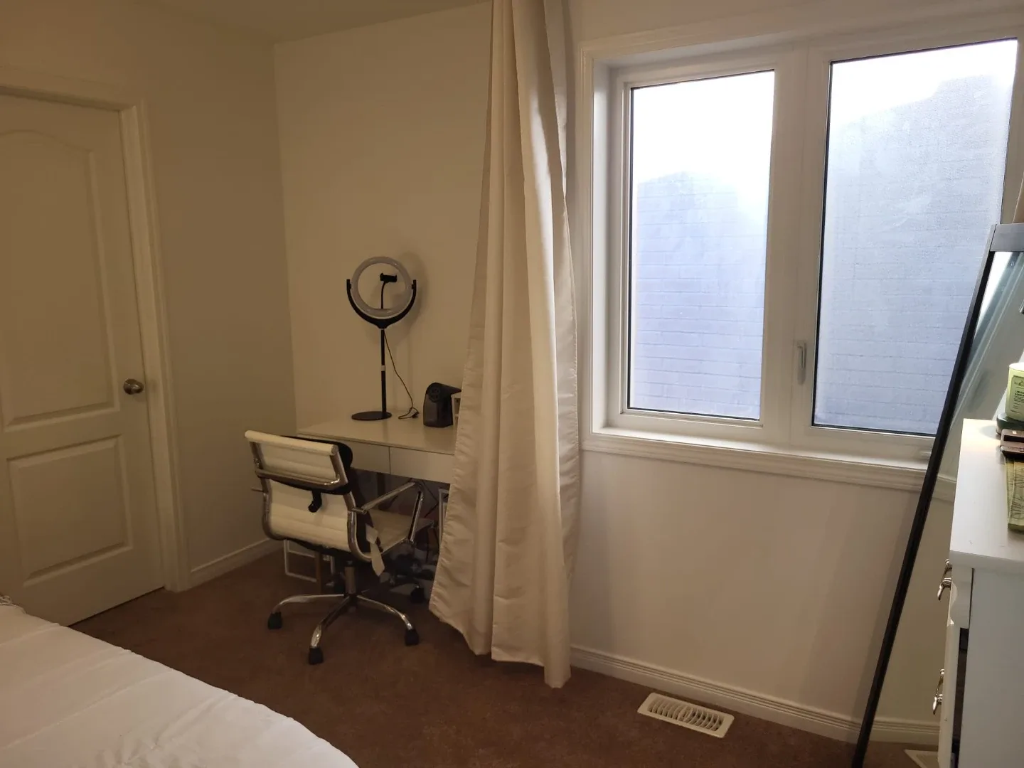 950 Room for Rent! image indicator(2)