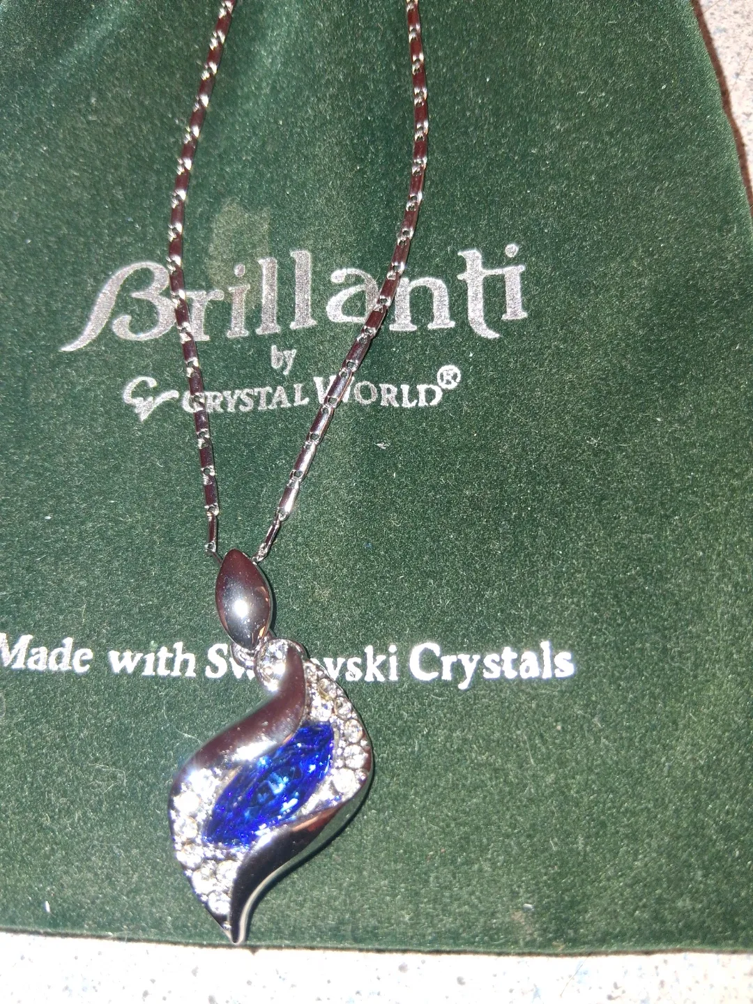 Brillanti Crystal World Necklace image indicator(2)