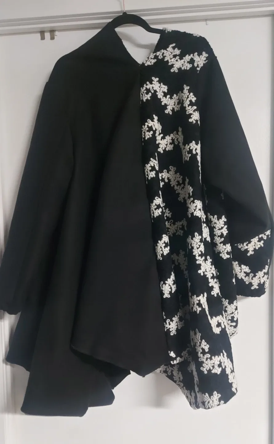 New Black/White Cashmere/ Wool Blend Embroidered Coat image indicator(4)