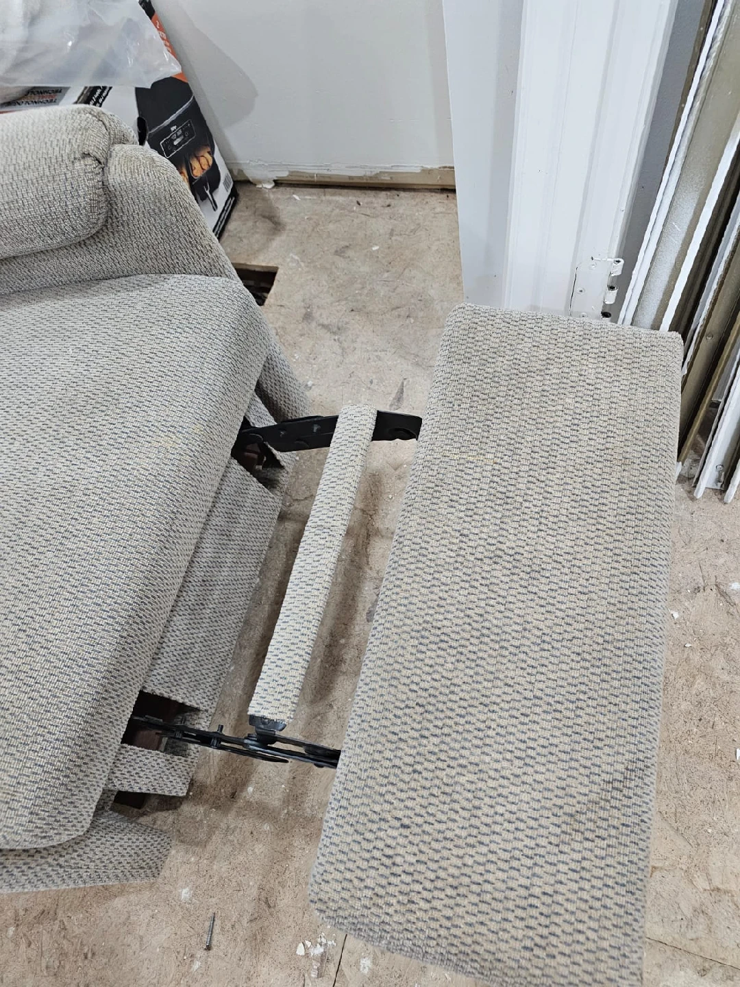 Beige Recliner Chair - photo 3