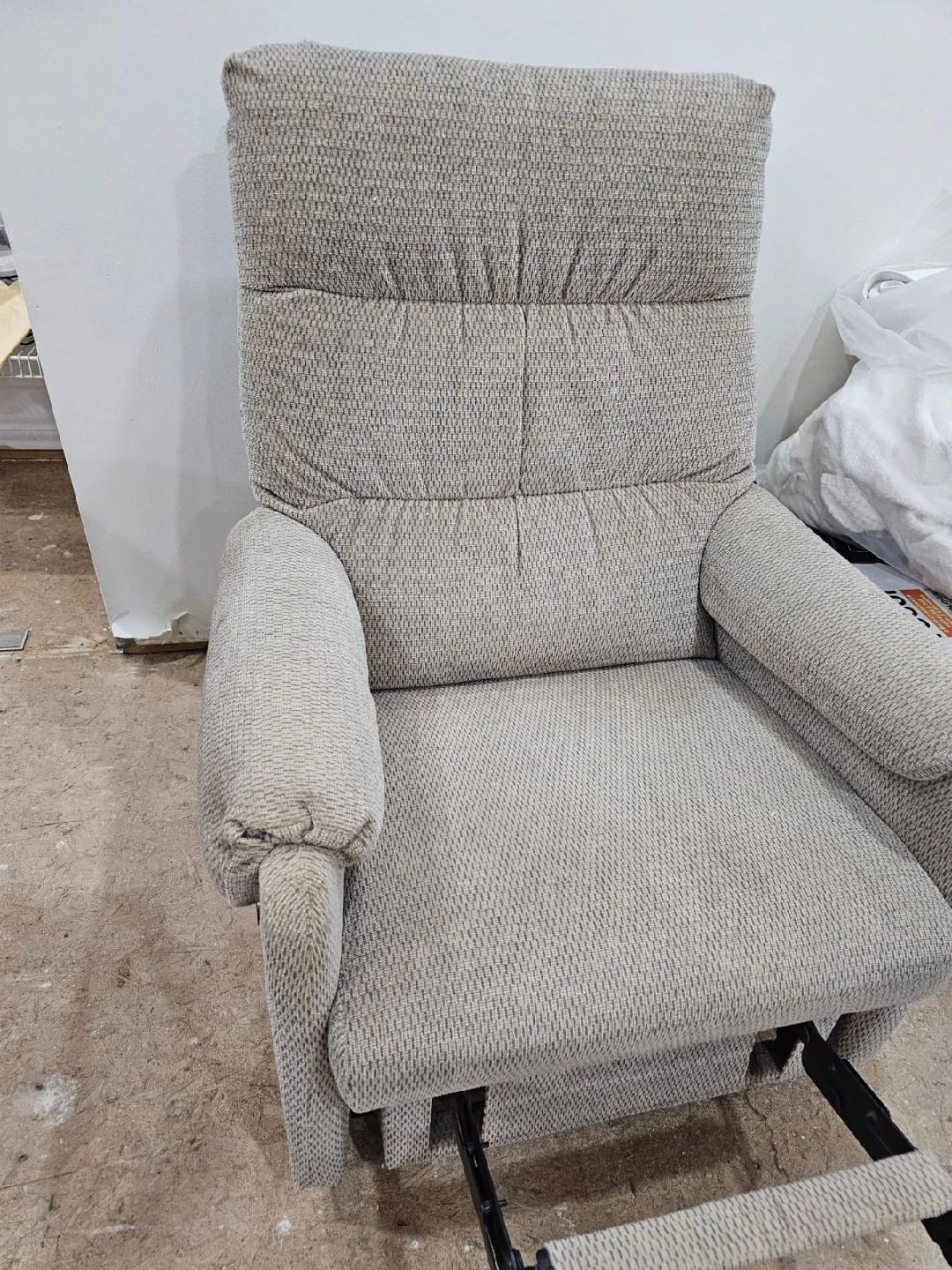Beige Recliner Chair - photo 4