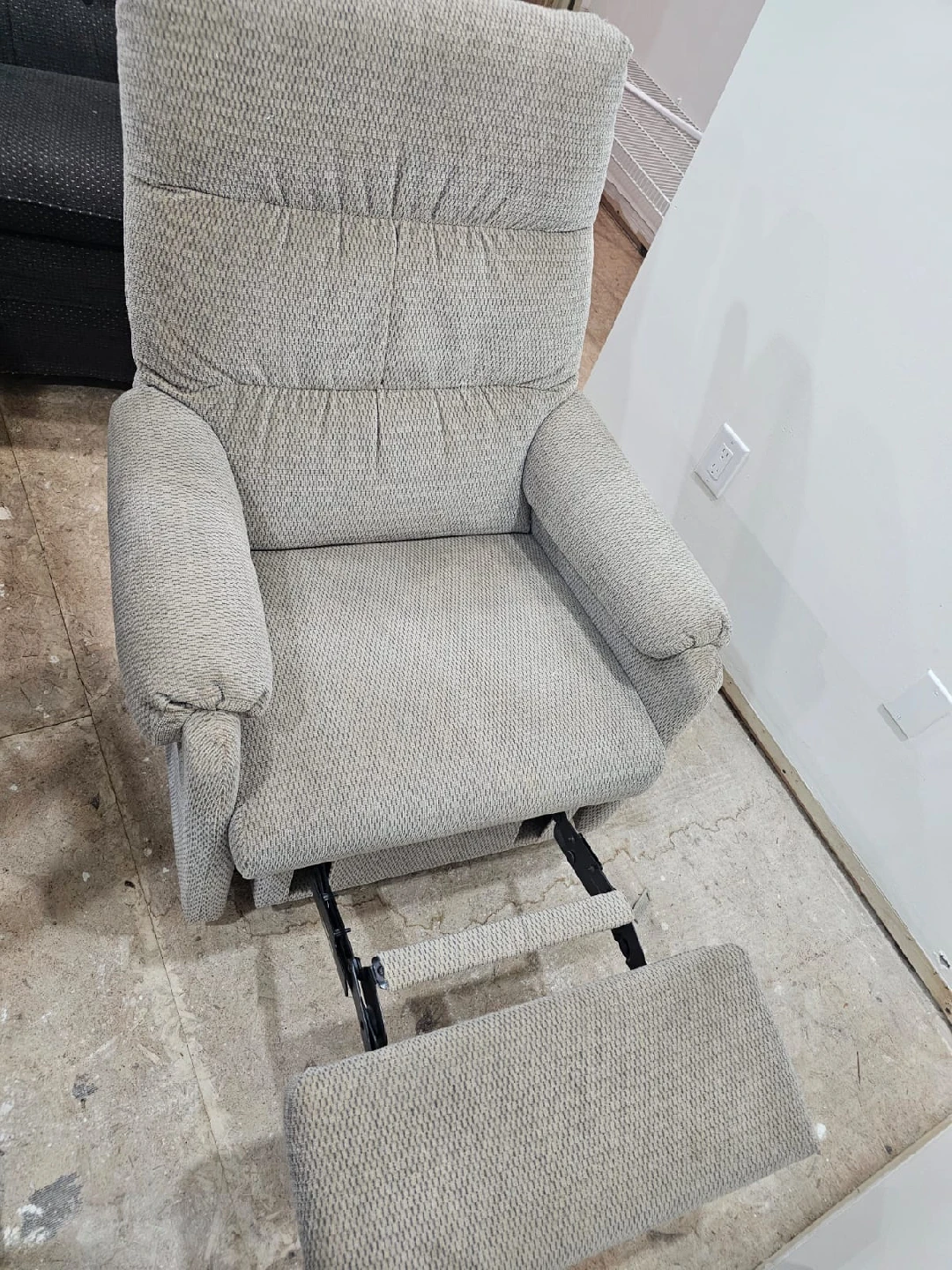 Beige Recliner Chair - photo 5