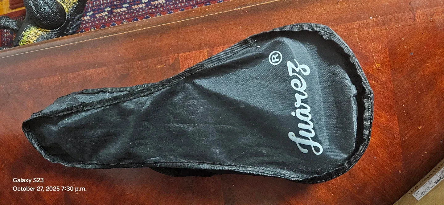 Juarez Black Ukulele with Case image indicator(2)