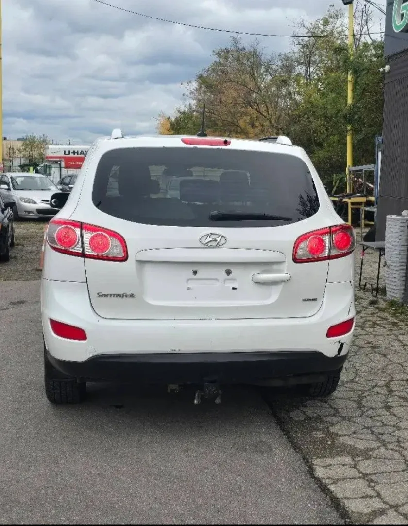 Lease-to-own white Hyundai Santa Fe. image indicator(4)