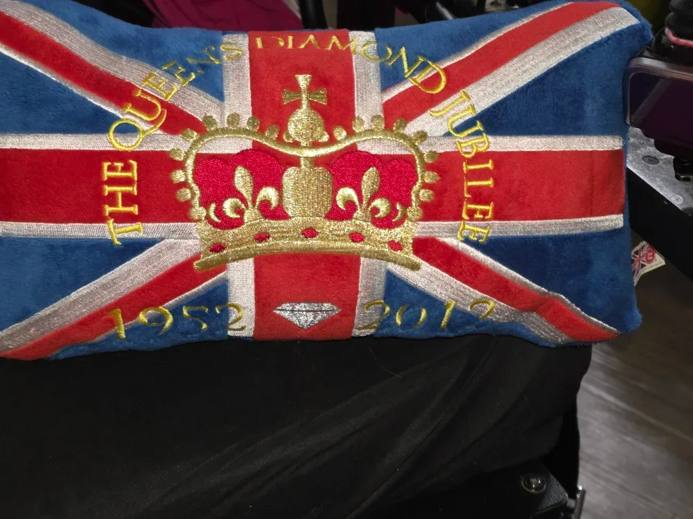 The Queen's Diamond Jubilee Pillow image indicator(3)
