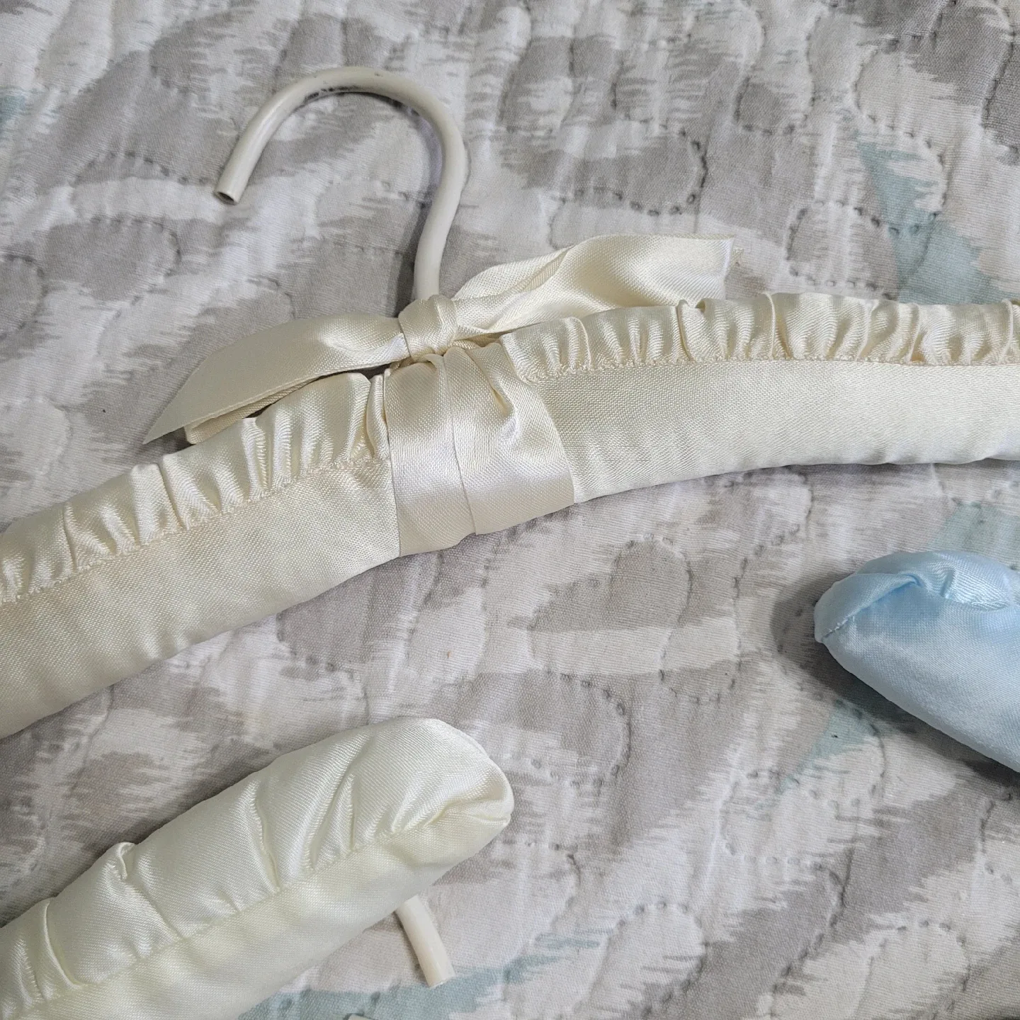 Lot Set of 7 Soft Padded Satin 15" - 16" Vintage Hangers image indicator(3)