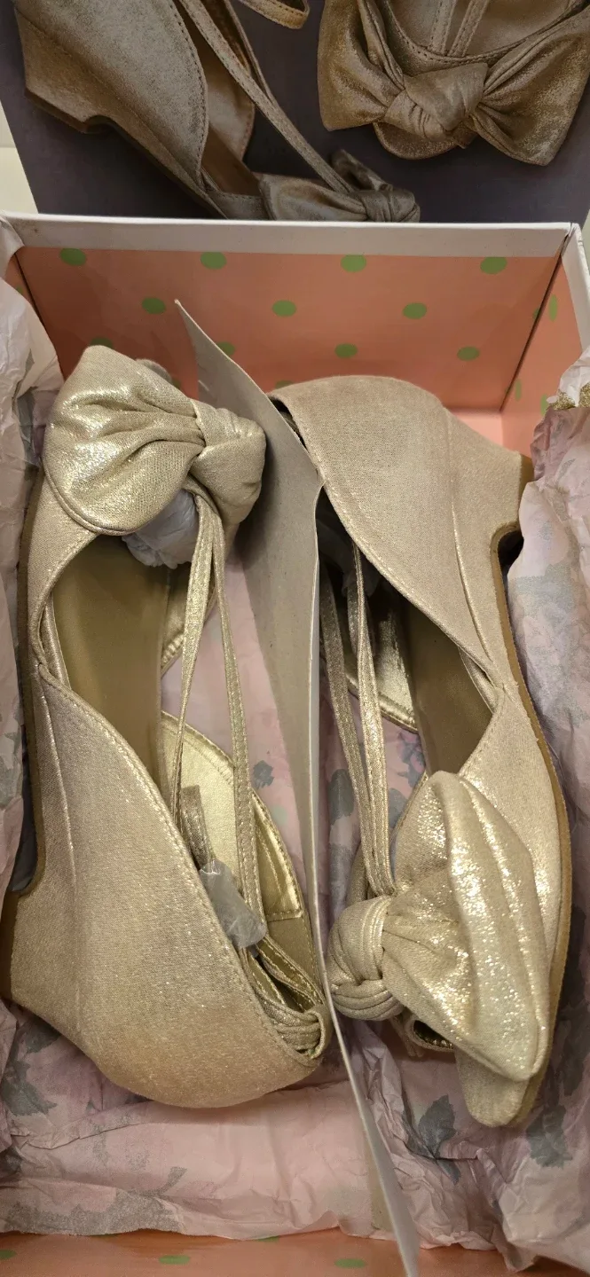 NEW! Girl's Joyfolie Gold Heels! Size 3 - Youth image indicator(6)