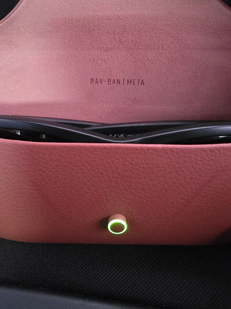Ray-Ban Meta Wayfarer Smart Glasses image indicator(3)