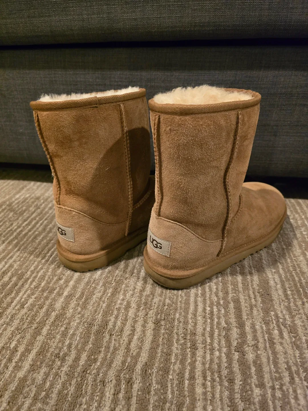 UGG Classic Short Boots - Size 6 image indicator(2)