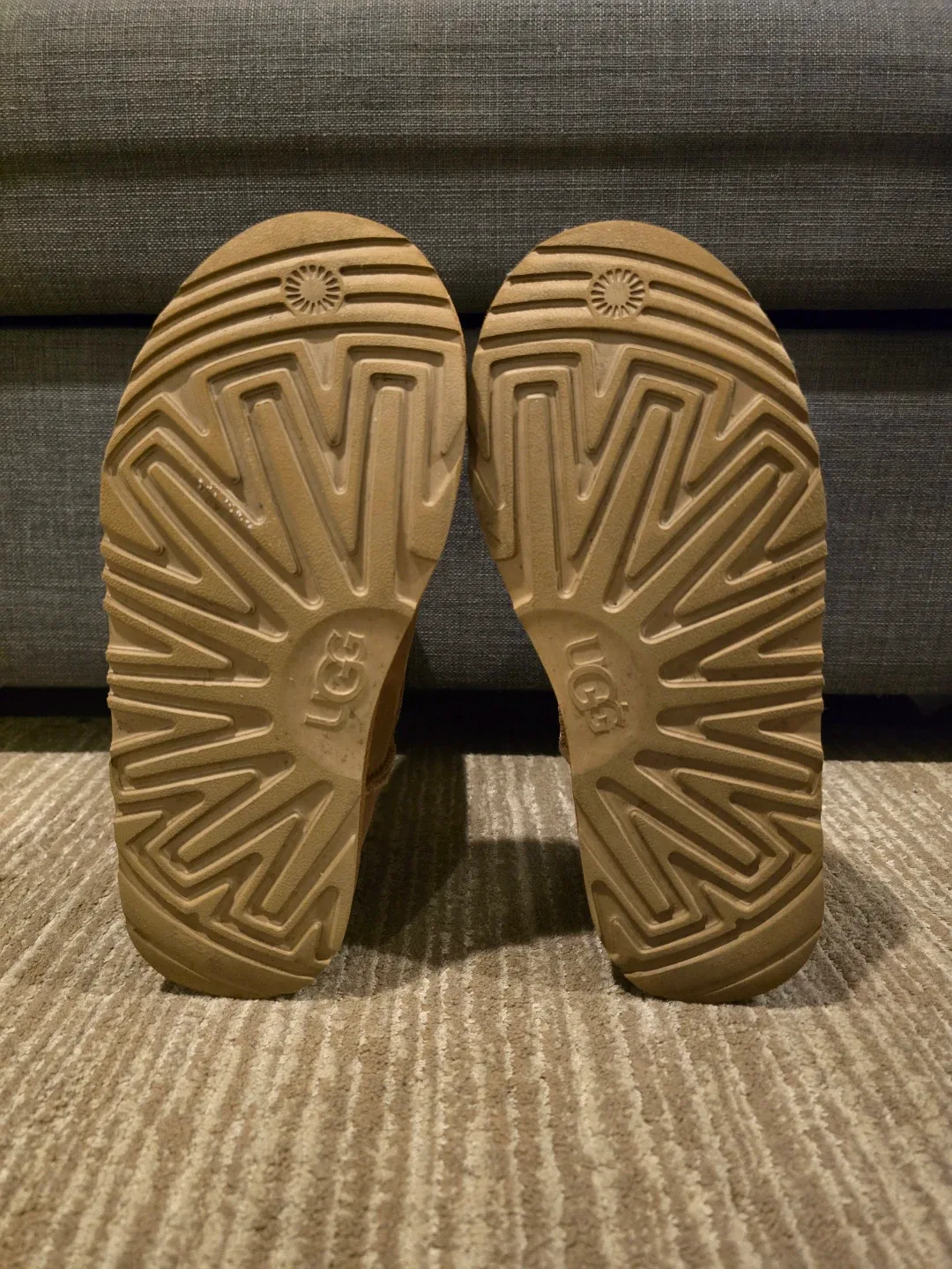 UGG Classic Short Boots - Size 6 image indicator(5)